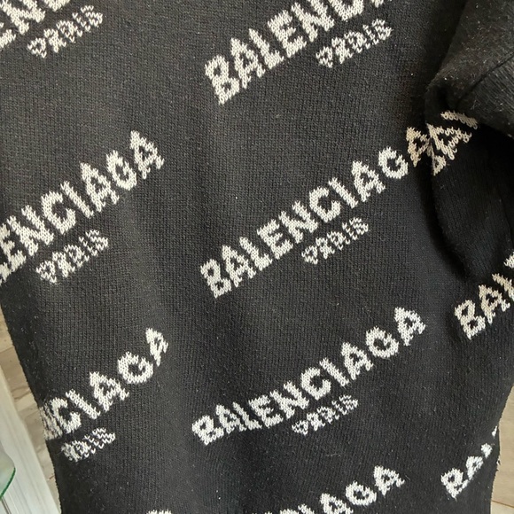 Balenciaga Oversized Sweater - Picture 12 of 17